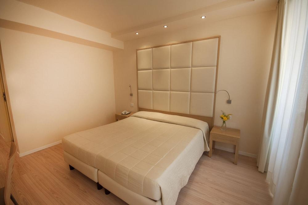 Hotel Antico Borgo Riva del Garda Kültér fotó