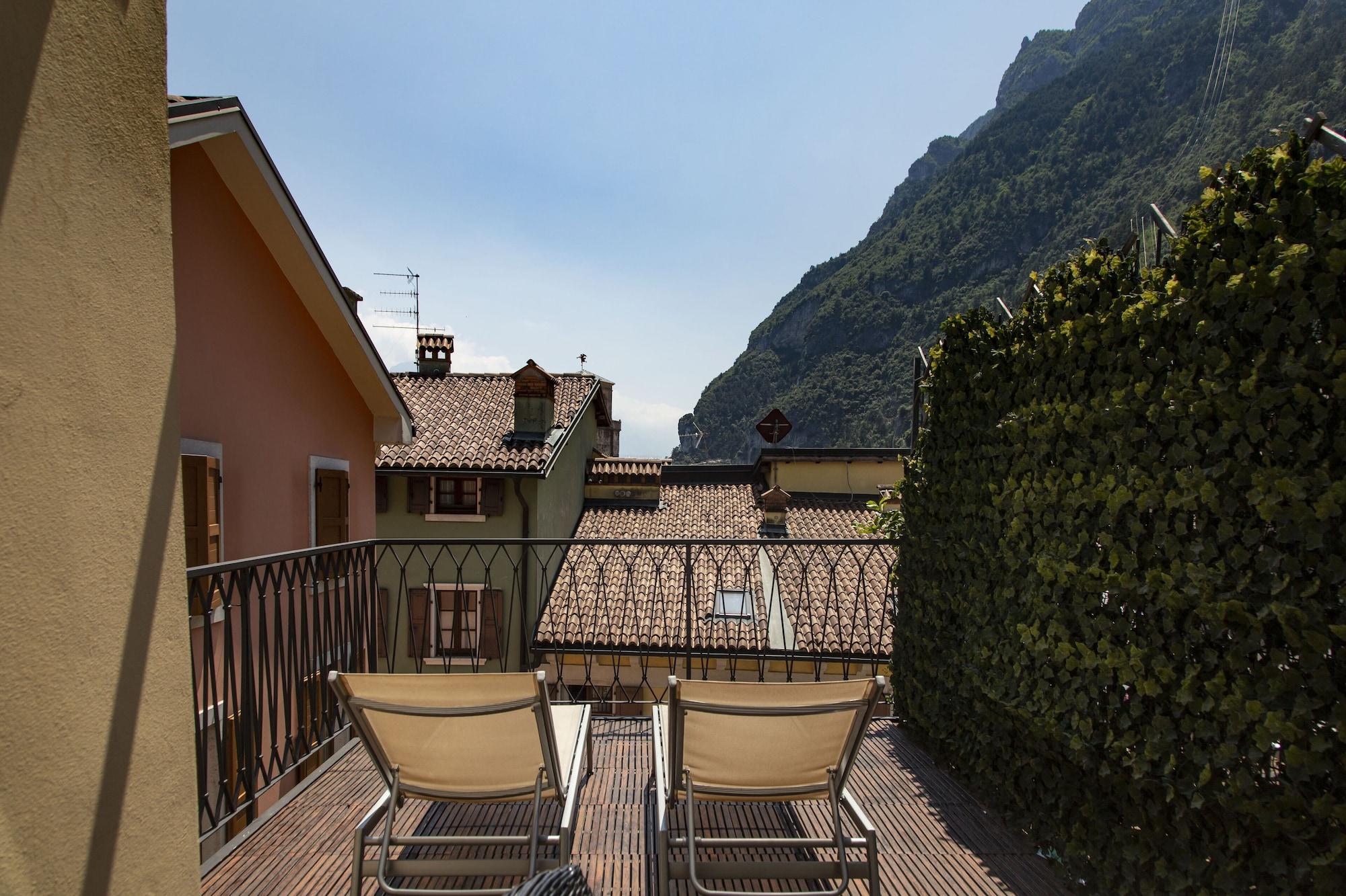 Hotel Antico Borgo Riva del Garda Kültér fotó